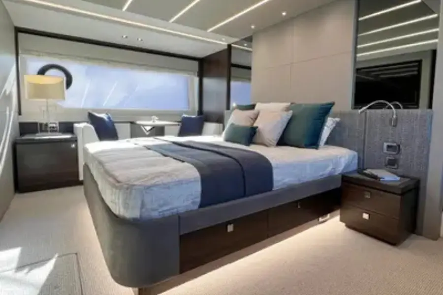 Sunseeker 76, flybridge — Cannes Yachst hire, Cannes. Sunseeker 76 — 23m