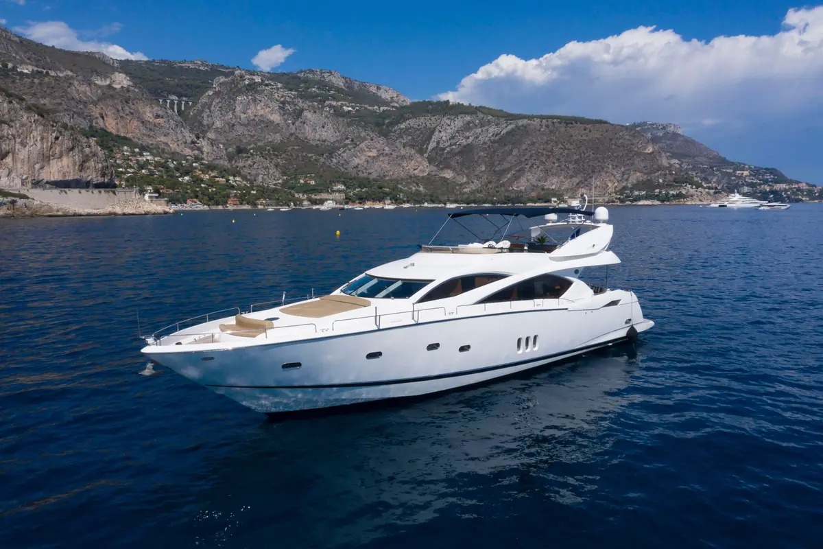 Sunseeker 82, salon — Cannes Yachst hire, Cannes. Sunseeker 82 — 26m