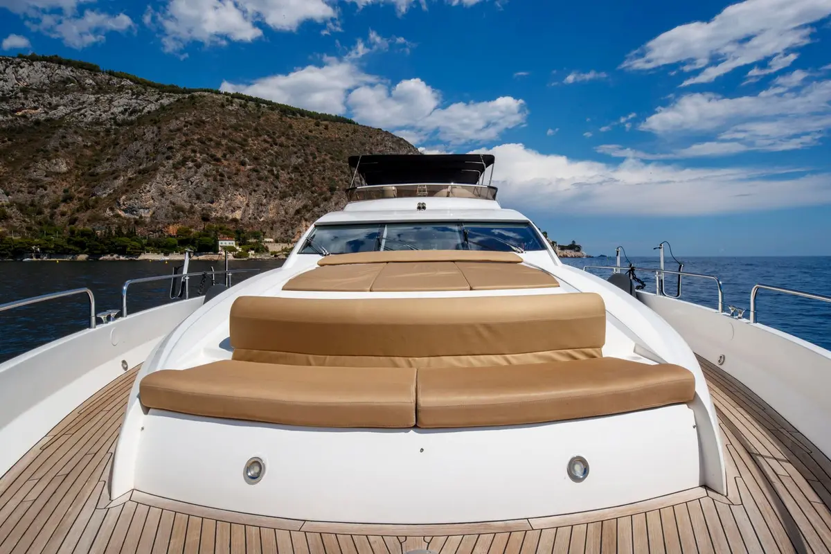 Sunseeker 82, master cabin — Cannes Yachst hire, Cannes. Sunseeker 82 — 26m