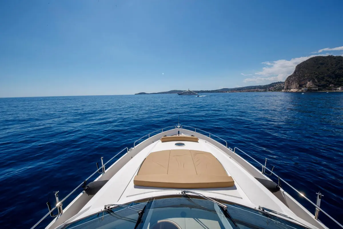 Sunseeker 82, flybridge — Cannes Yachst hire, Cannes. Sunseeker 82 — 26m