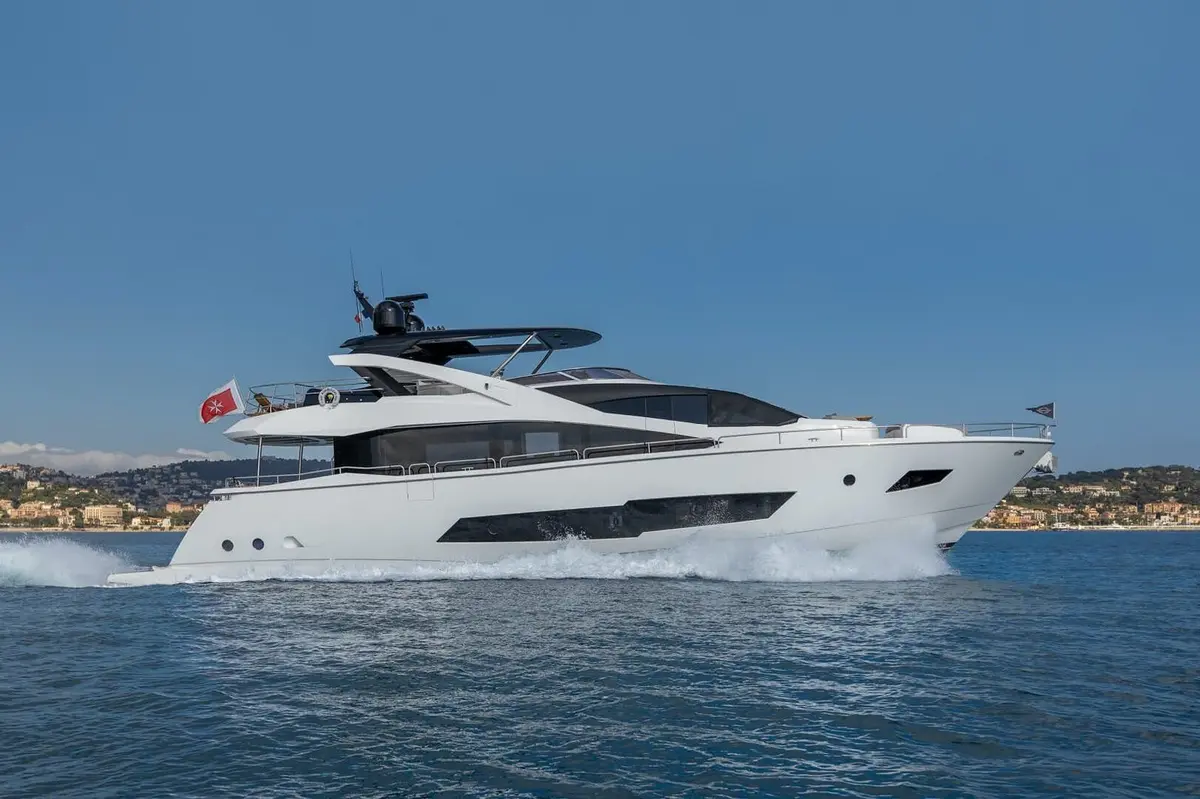 Sunseeker 86, exterior — Cannes Yachst hire, Cannes. Sunseeker 86 — 3m