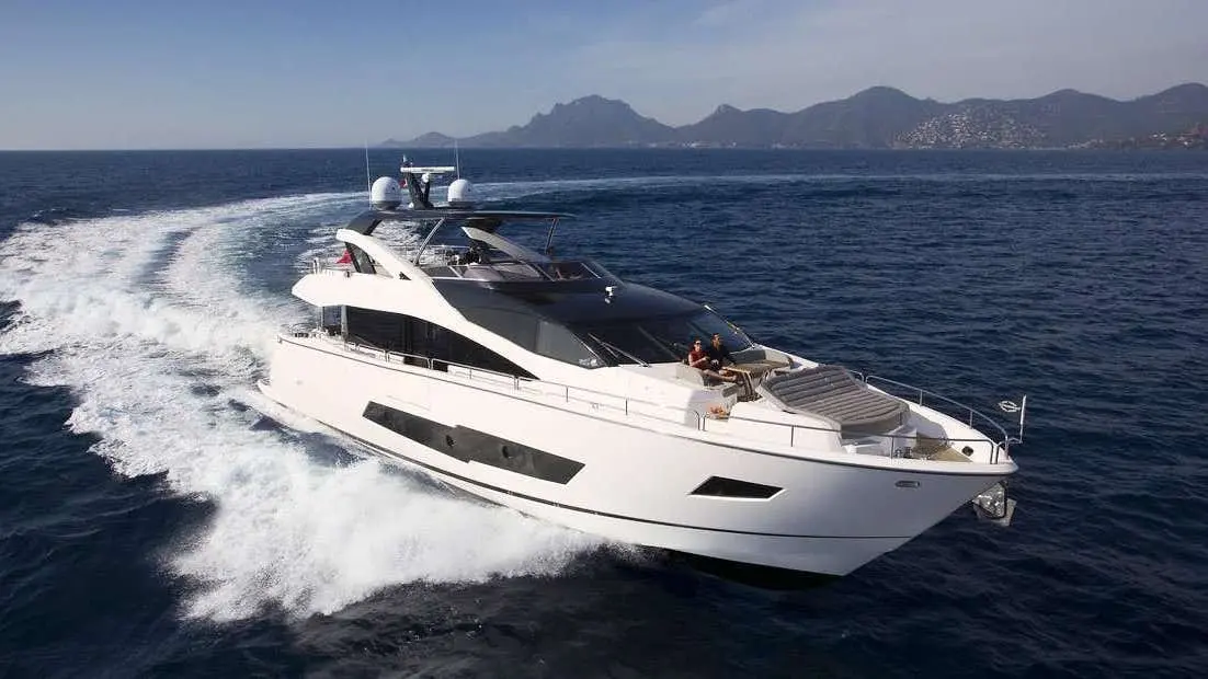 Sunseeker 86, cubierta de popa — Cannes Yachst hire, Cannes. Sunseeker 86 — 3m
