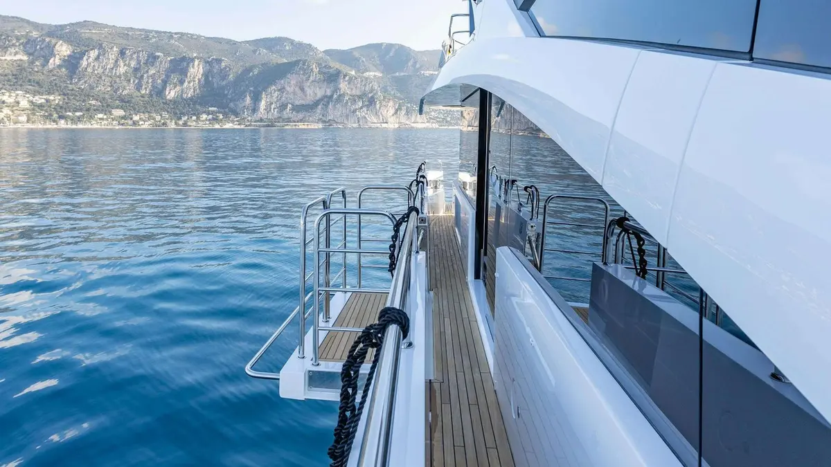 Sunseeker 86, camarote principal — Cannes Yachst hire, Cannes. Sunseeker 86 — 3m