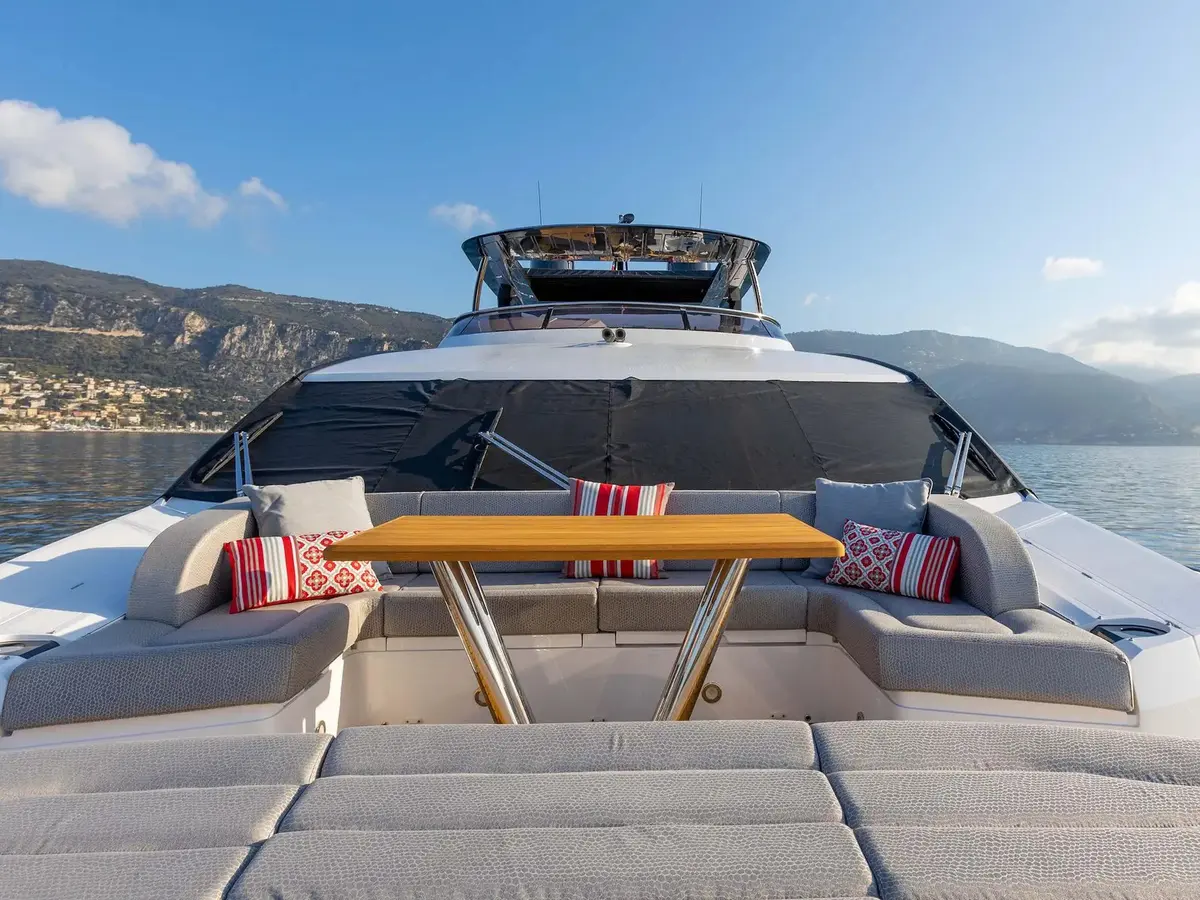 Sunseeker 86, flybridge — Cannes Yachst hire, Cannes. Sunseeker 86 — 3m