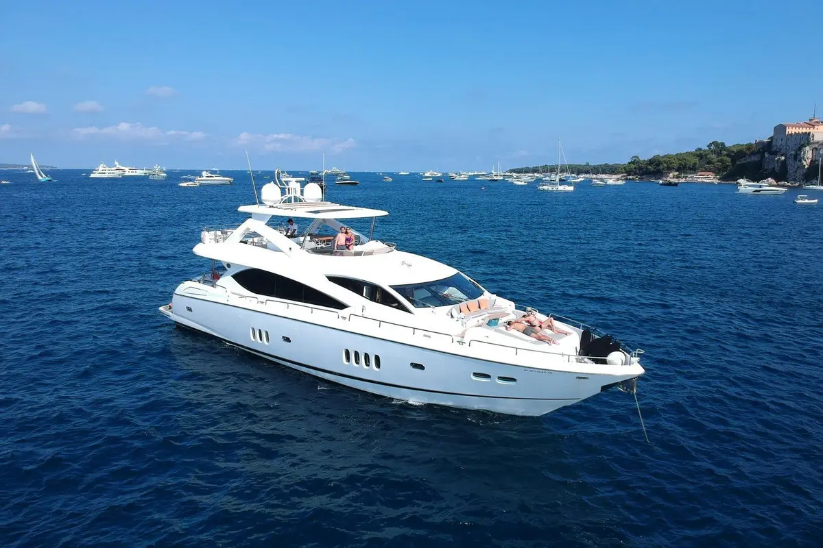 Sunseeker 88, внешний вид — Cannes Yachst hire, Канны. Sunseeker 88 — 27m