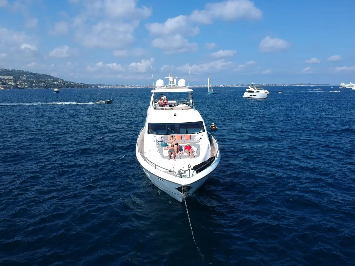 Sunseeker 88, главная каюта — Cannes Yachst hire, Канны. Sunseeker 88 — 27m