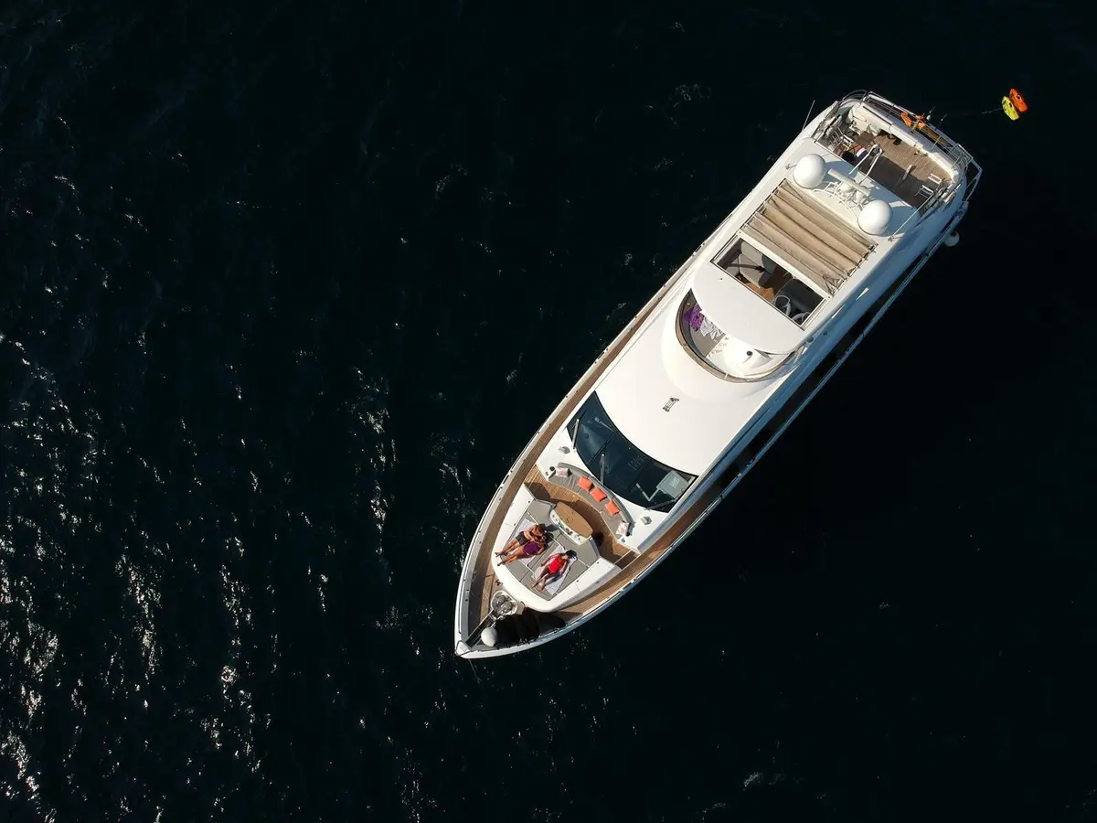 Sunseeker 88, флайбридж — Cannes Yachst hire, Канны. Sunseeker 88 — 27m