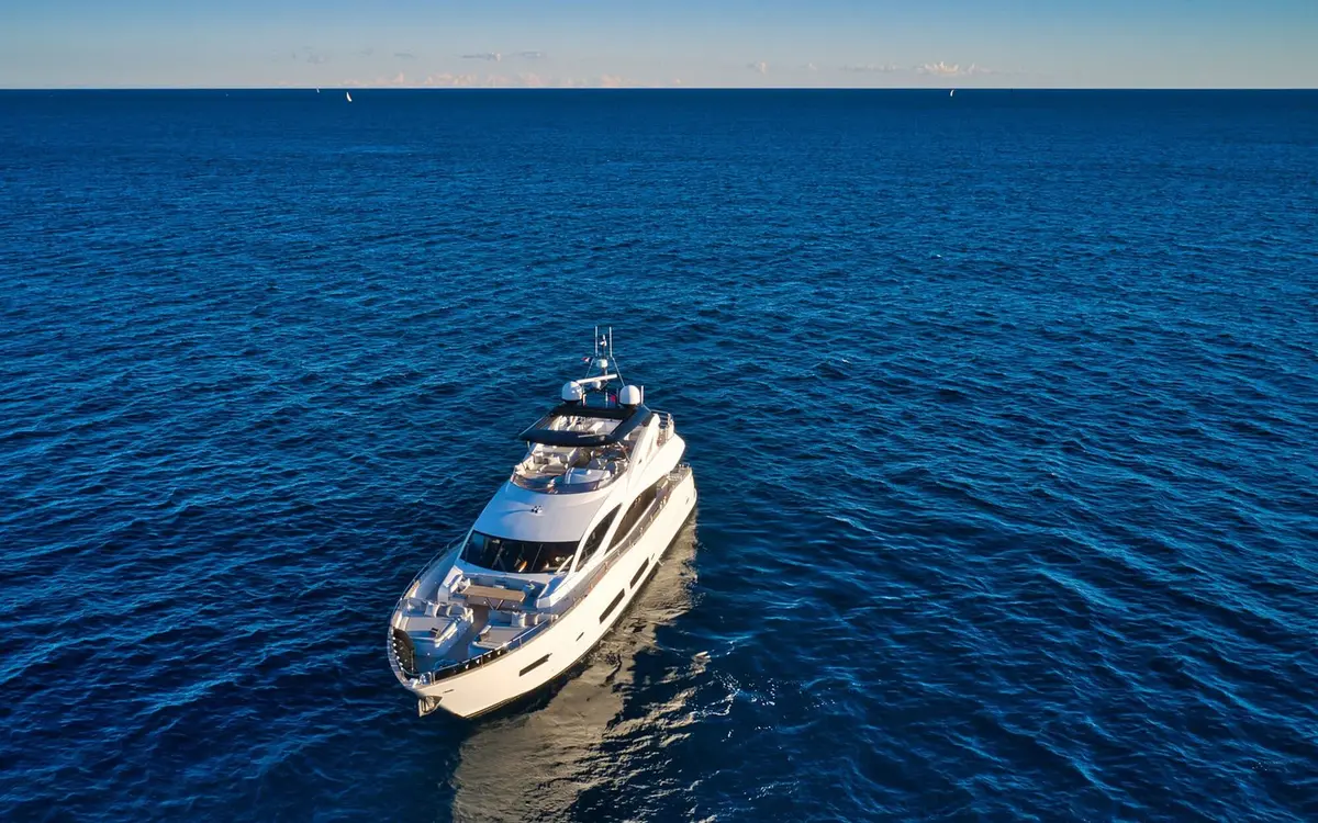 Sunseeker 90, salón — Cannes Yachst hire, Cannes. Sunseeker 90 — 28m