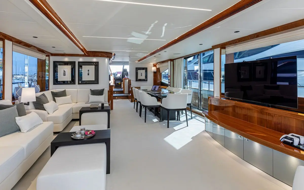 Sunseeker 90, camarote principal — Cannes Yachst hire, Cannes. Sunseeker 90 — 28m