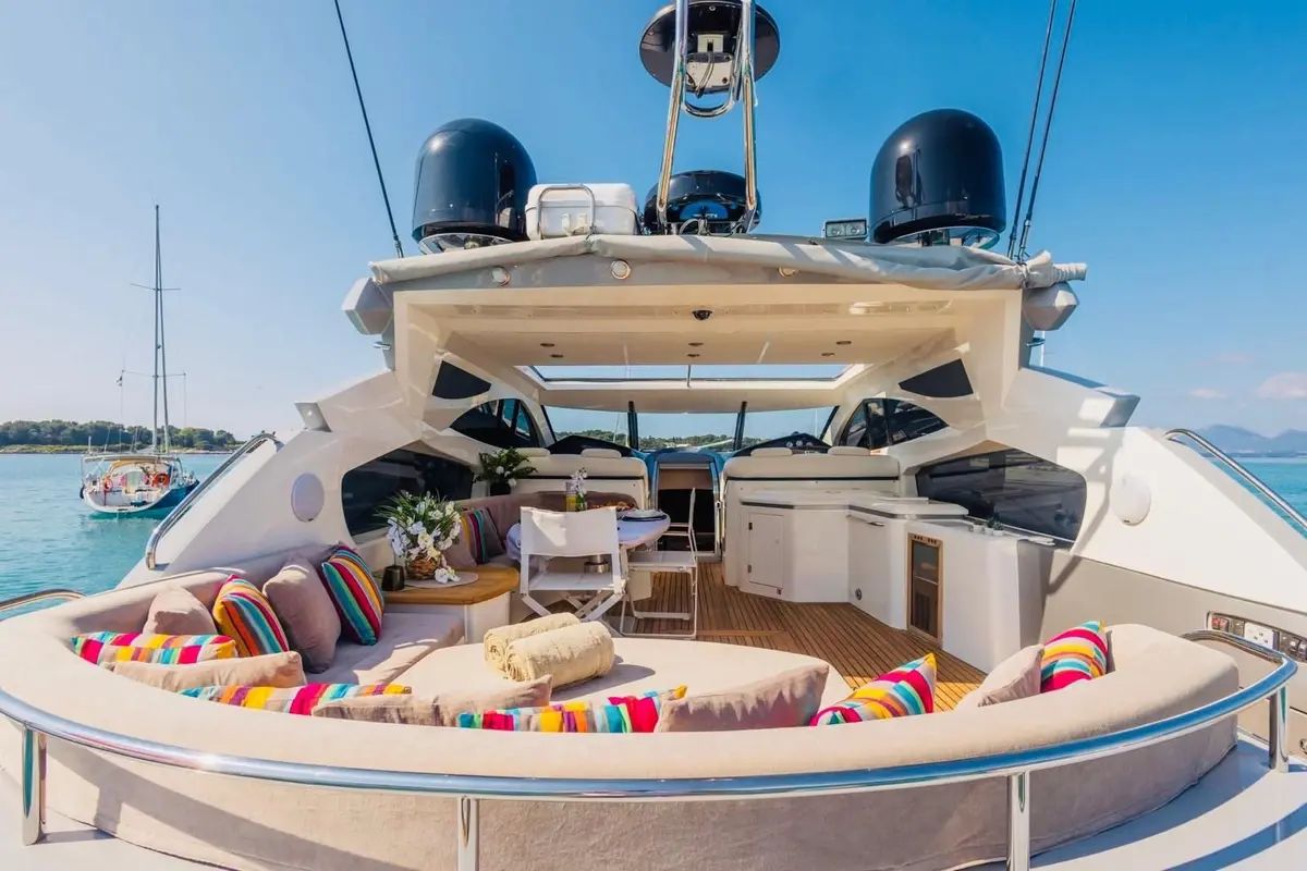 Sunseeker Predator 68, кормовая палуба — Cannes Yachst hire, Канны. Sunseeker Predator 68 — 20m