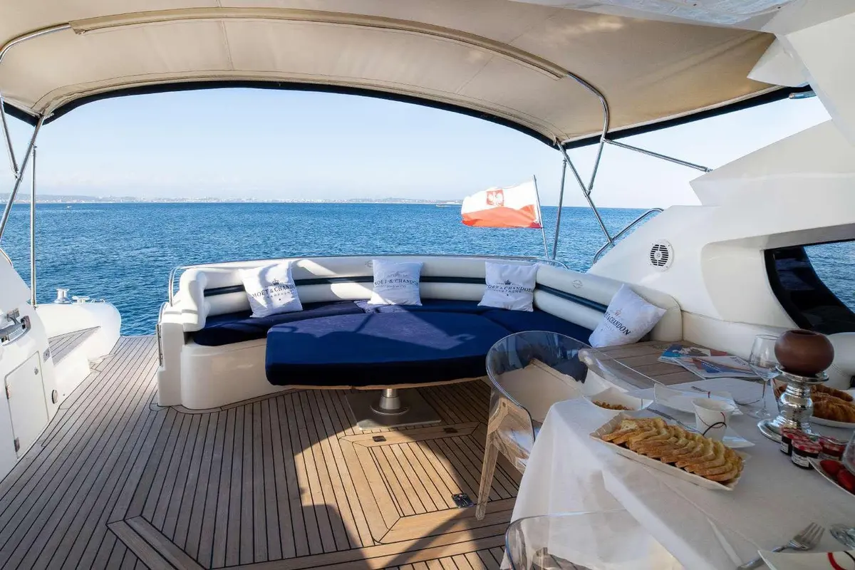 Sunseeker Predator 68, салон — Cannes Yachst hire, Канны. Sunseeker Predator 68 — 20m