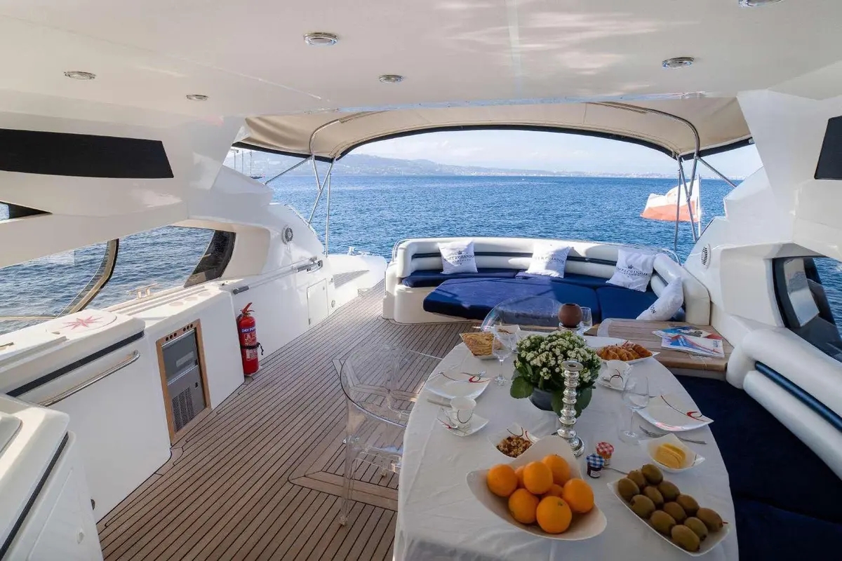 Sunseeker Predator 68, главная каюта — Cannes Yachst hire, Канны. Sunseeker Predator 68 — 20m