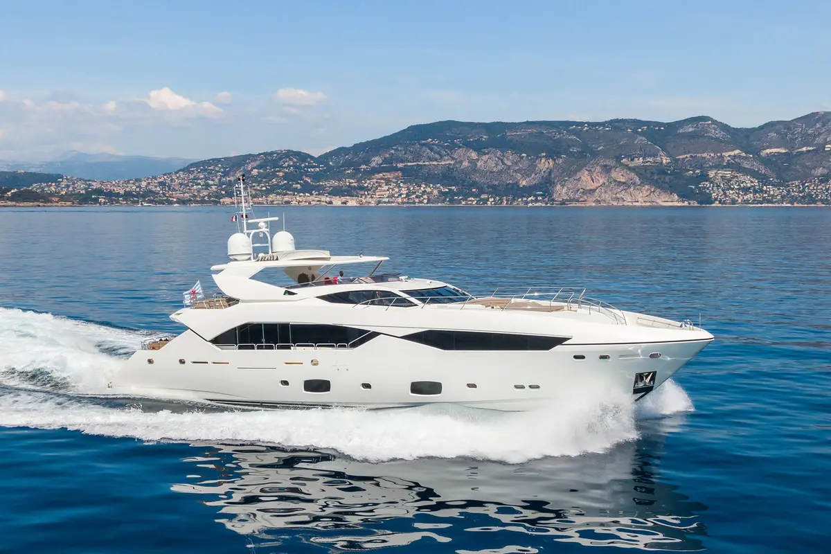 Sunseeker 115, cubierta principal — Cannes Yachst hire, Cannes. Sunseeker 115 — 35m