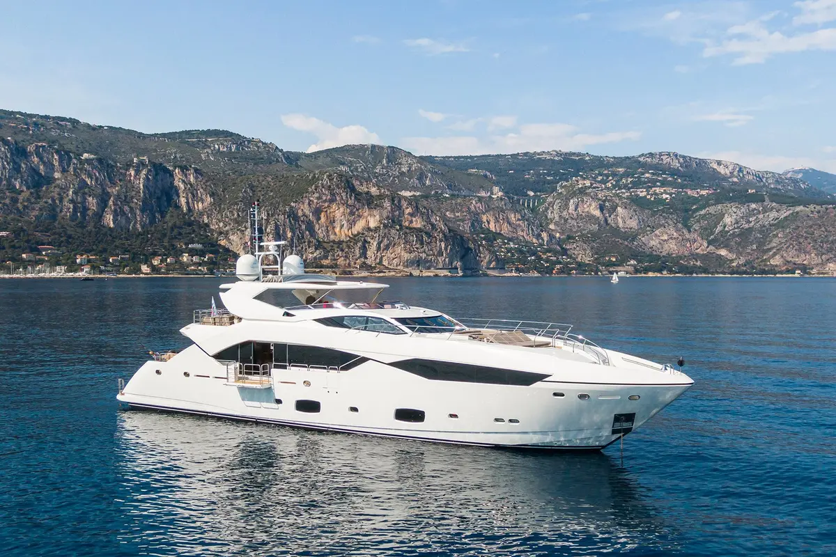 Sunseeker 115, cubierta de popa — Cannes Yachst hire, Cannes. Sunseeker 115 — 35m