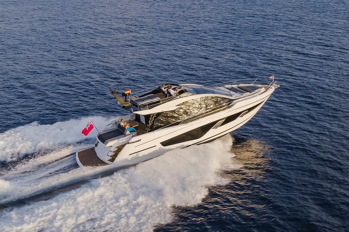 Sunseeker 65 Sport, кормовая палуба — Cannes Yachst hire, Канны. Sunseeker 65 Sport — 20m