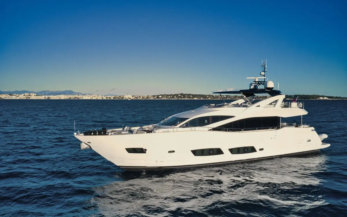 Sunseeker 95, main deck — Cannes Yachst hire, Cannes. Sunseeker 95 — 29m