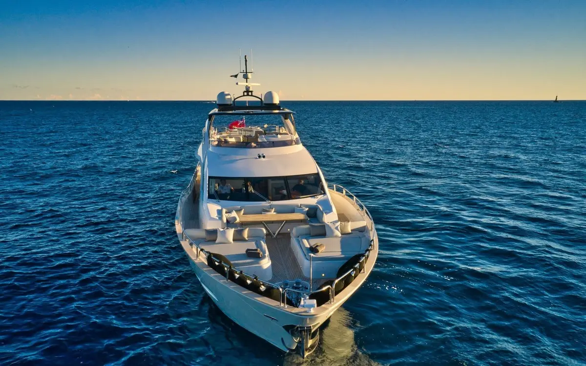 Sunseeker 95, aft deck — Cannes Yachst hire, Cannes. Sunseeker 95 — 29m