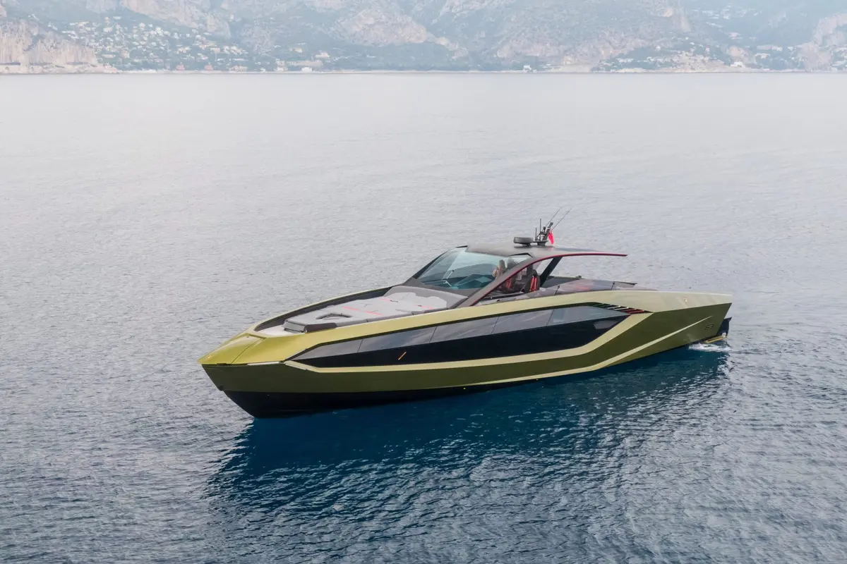 Lamborghini 63, главная палуба — Cannes Yachst hire, Канны. Lamborghini 63 — 20m