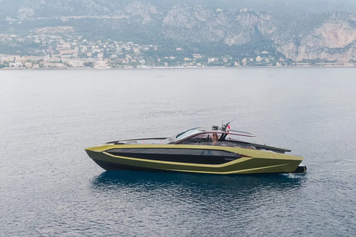 Lamborghini 63, кормовая палуба — Cannes Yachst hire, Канны. Lamborghini 63 — 20m